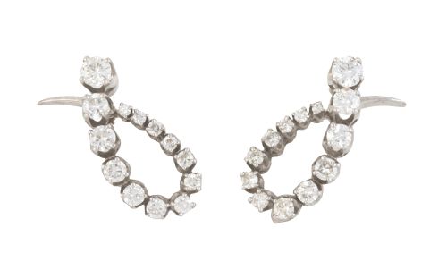 Pendientes de brillantes años 50 en cinta que dibuja una go