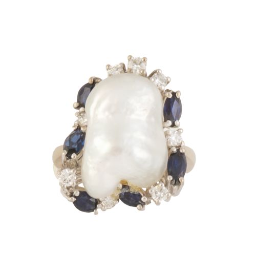 Sortija con perla australiana barroca orlada de zafiros y b