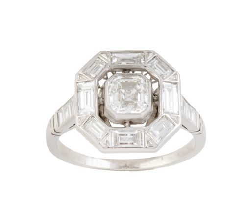 Sortija estilo Art-Decó con diamante talla Asscher central 