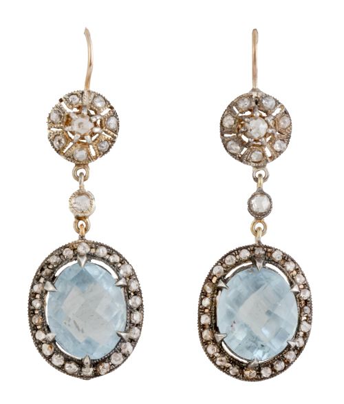 Pendientes largos con aguamarina oval orlada de diamantes, 