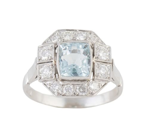 Sortija con aguamarina central talla esmeralda, en marco oc