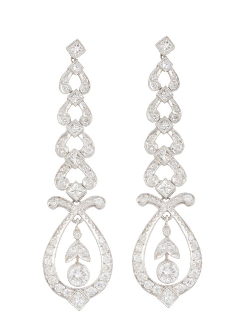 Pendientes largos de brillantes con diseño de cintas entrel