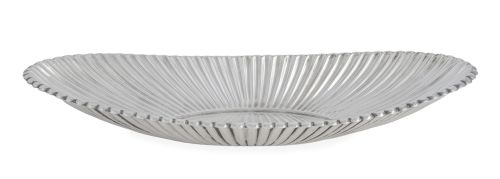 Centro ovalado de plata con decoración gallonada. Con marca