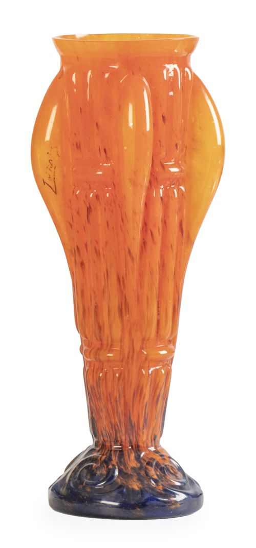 Jarron Art- decó de cristal en naranja y pie en azul. Firma