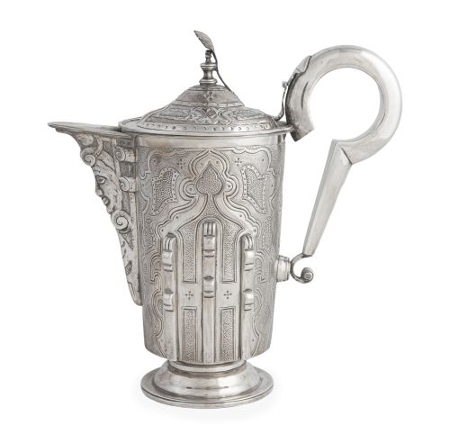 Jarra de pico de plata con decoración grabada y costillas a