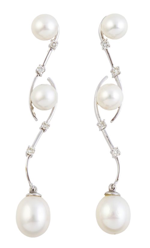 Pendientes largos de perlas unidas por linéas sinuosas de o