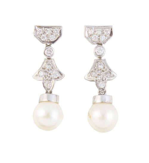 Pendientes largos de perlas que penden de hojitas de brilla