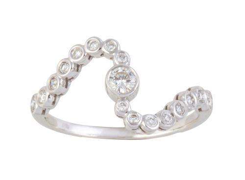 Sortija de chatones de brillantes en frente sinuoso