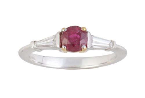 Sortija con rubí circular de 0,50 ct aprox, flanqueado por 