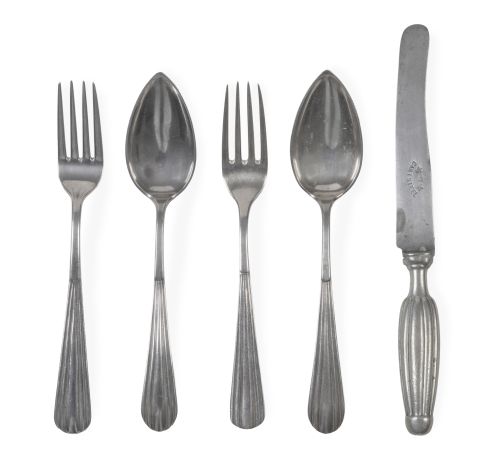 Juego de cinco cubiertos gallonados de plata. Con marcas.