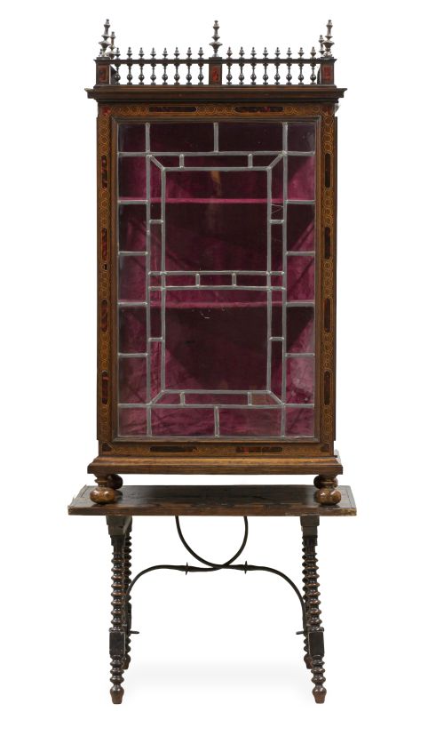 Vitrina Carlos II de madera de palosanto, limoncillo, carey