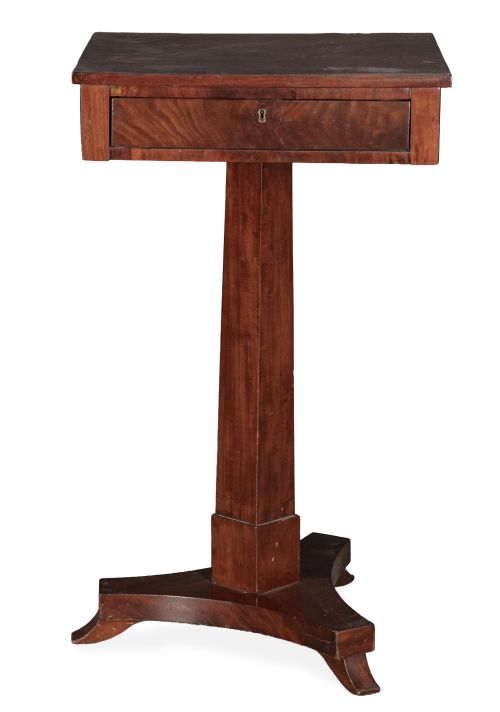 Mesita biedermeier auxiliar de madera de caoba sobre pies d