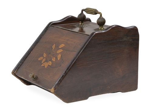Carbonera de madera con marquetería de hojas y asa de metal