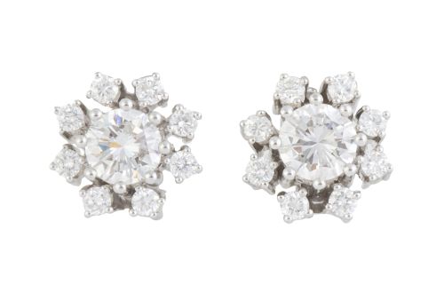 Pendientes rosetón de brillantes, con dos brillantes centra