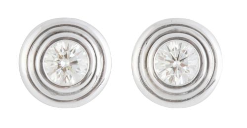 Pendientes dormilonas de brillantes en chatones rodeados po