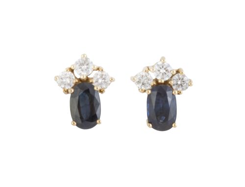 Pendientes con zafiro talla oval coronado por trio de brill