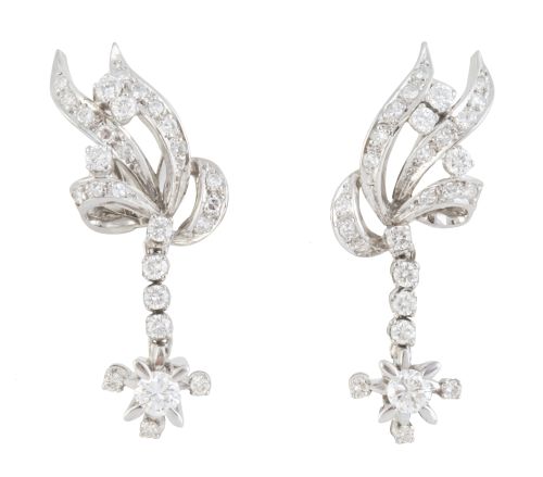 Pendientes largos de brillantes con hojitas de las que pend