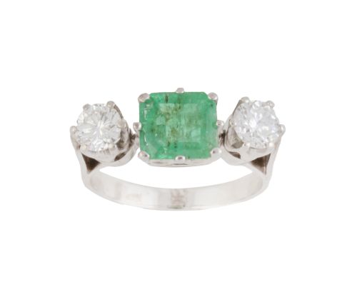 Sortija con esmeraldas central de 2,30 ct aprox flanqueado 