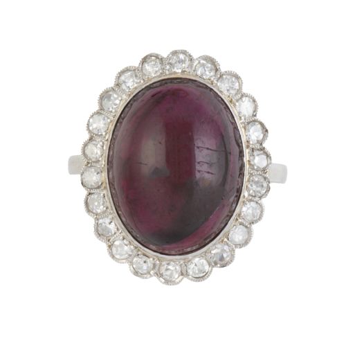 Sortija c.1930 con cabuchón de granate orlada de brillantes