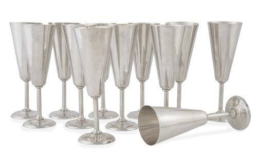 Juego de doce copas de cava de plata.S. XX.