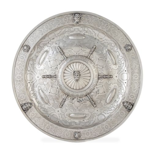 Bandeja circular de plata, siguiendo modelos del S. XVI.J