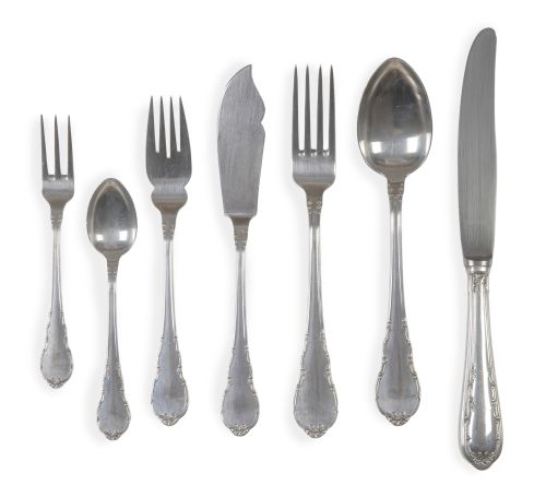 Cubertería de plata con flores grabadas. Con marcas.S. XX