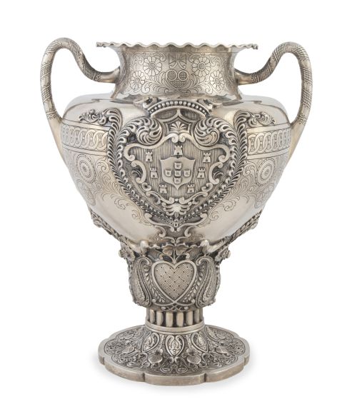 Jarrón con asas de plata portuguesa, ley 833.S. XX.