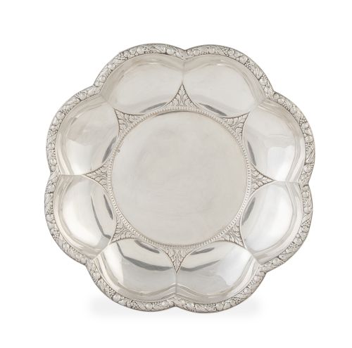 Panera de plata con frutos en el perímetro.S. XX.