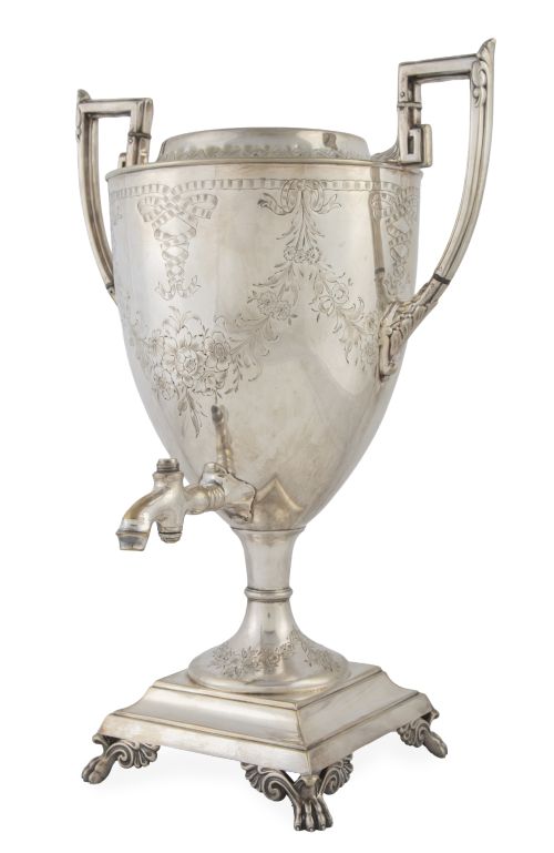 Samovar de plata con guirnaldas grabadas y hueso en las asa