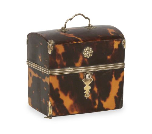 Cajita para escribanía de carey y plata sobre dorada y plat