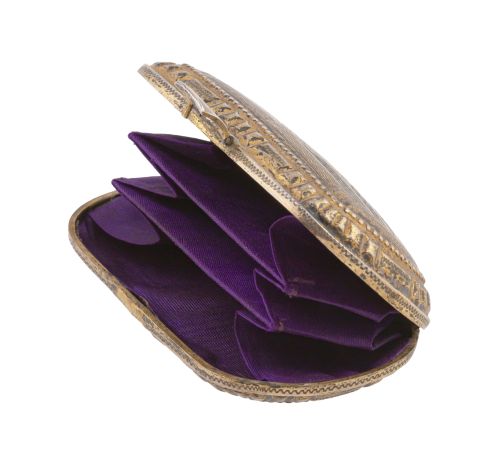 Monedero S. XIX antiguo en plata grabada, con cartela en an