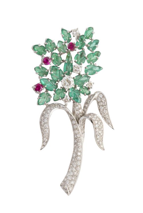 Broche floral, con hojas de esmeraldas talladas, rubíes sin
