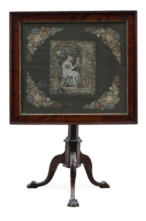 Mesa "til top" con bordado en "petit-point" sobre pies de t