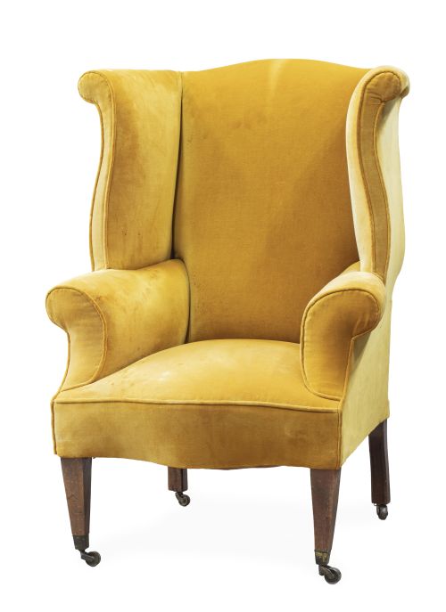 Butaca o "easy chair", con tapicería de terciopelo amarillo