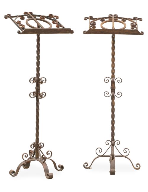 Pareja de atriles de hierro forjado decorados con cruces.