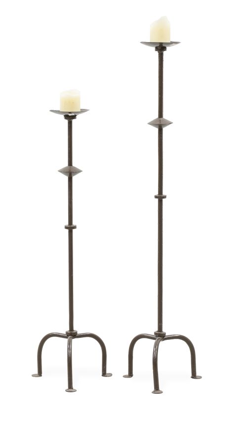 Dos hacheros de hierro con pies de trípode de diferente alt