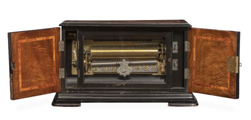 Caja de música de bufete de madera de nogal, marquetería y 