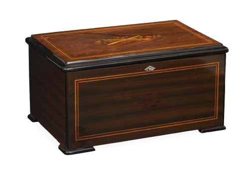 Caja de música de madera con marquetería de triunfos en la 