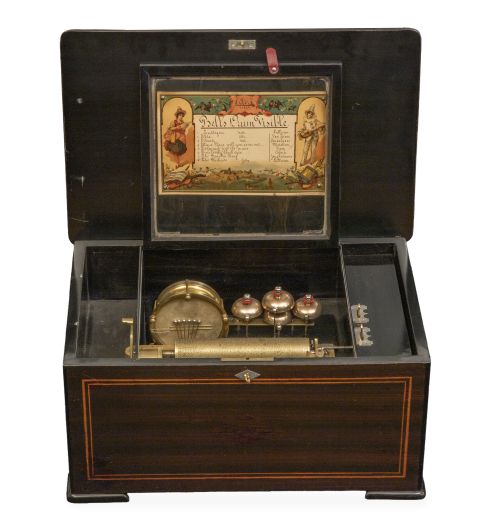Caja de música de madera con marquetería de triunfos en la 