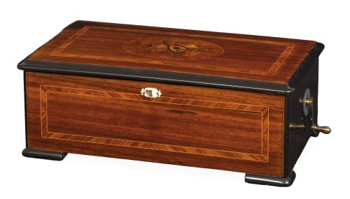 Caja de música de madera con marquetería de triunfos en la 