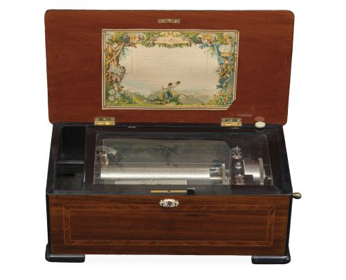 Caja de música de madera con marquetería de triunfos en la 