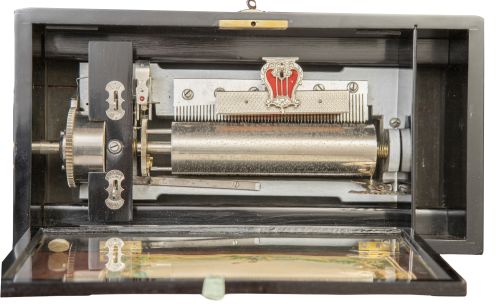 Caja de música de madera con marquetería de triunfos en la 