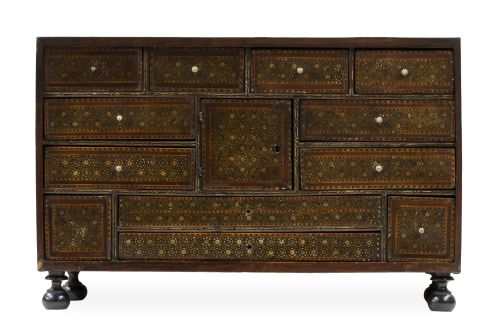 Escritorio con caja de madera de palosanto con taracea geom