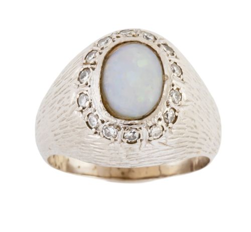 Sortija años 60 con ópalo oval orlado de diamantes, en mont