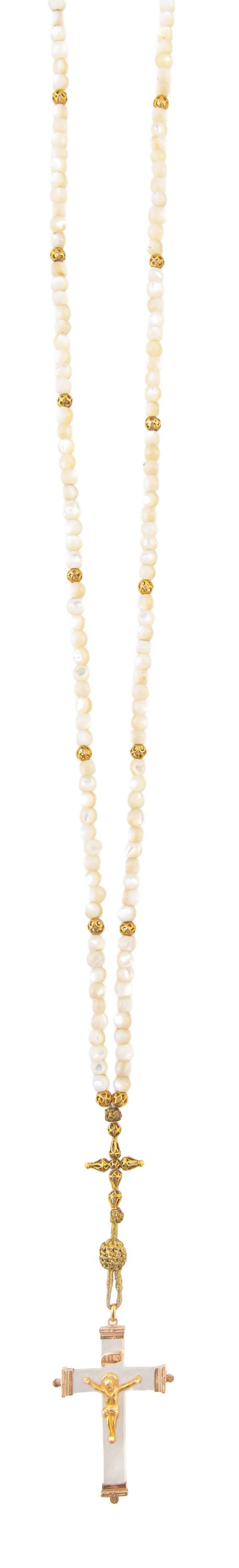 Rosario con cuentas de nácar, con esferas de oro calado y c
