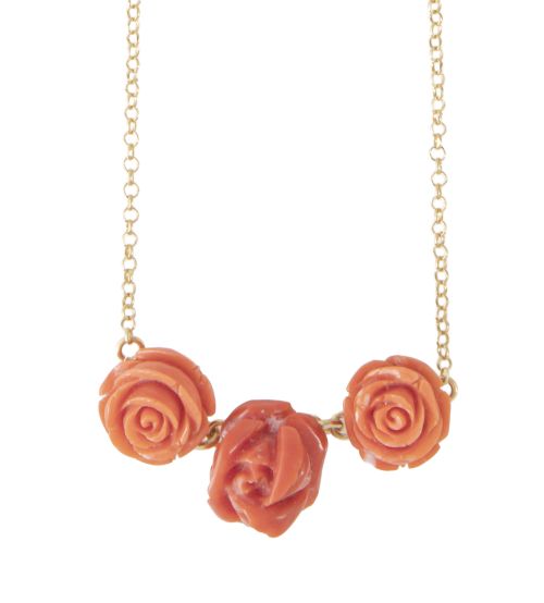 Collar con tres rosas talladas de coral mediterráneo