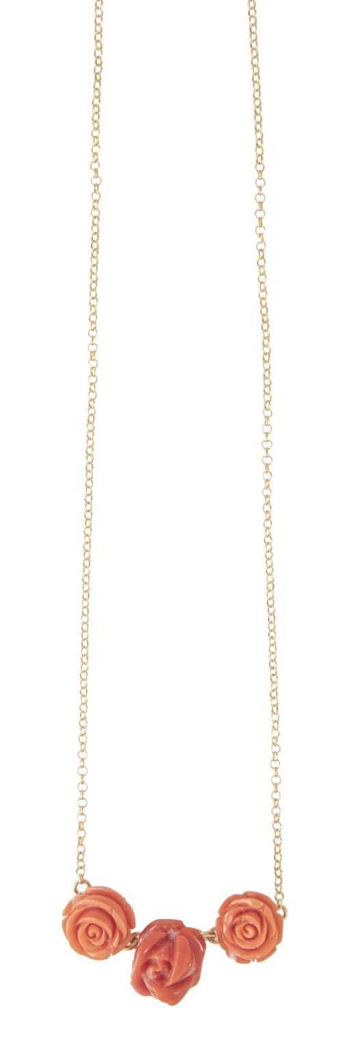 Collar con tres rosas talladas de coral mediterráneo