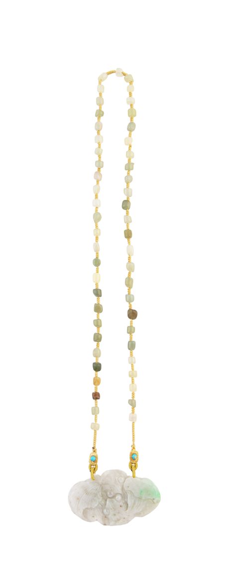 Collar oriental en jade birmano, con gran colgante central 