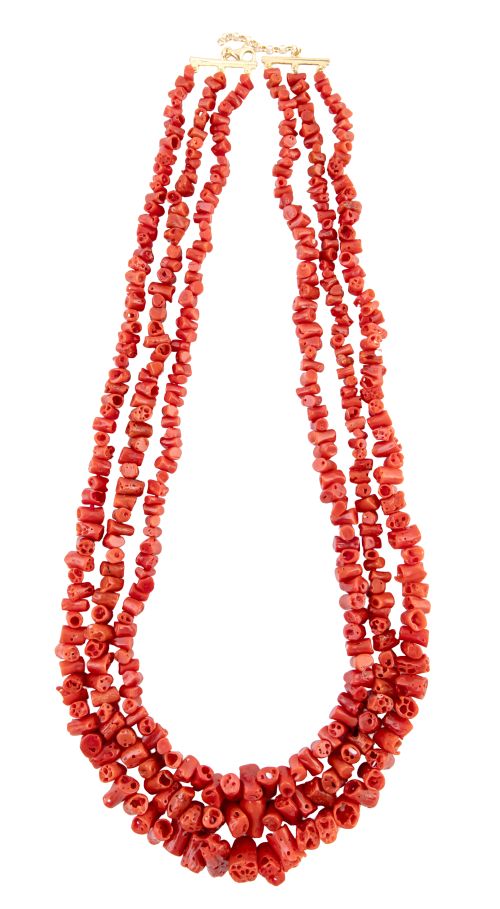 Collar largo de tres hilos de coral mediterráneo, con cuent