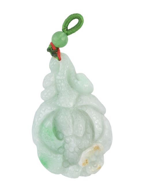 Colgante de jade birmano en forma de gran gota tallada con 
